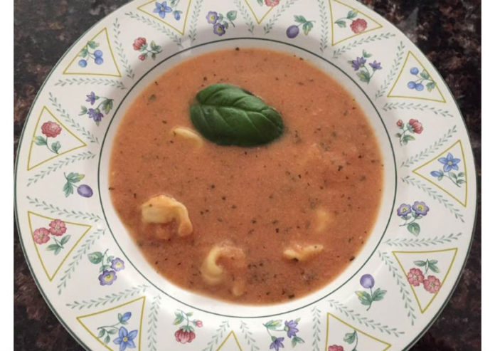 creamy-fresh-tomato-tortellini-soup