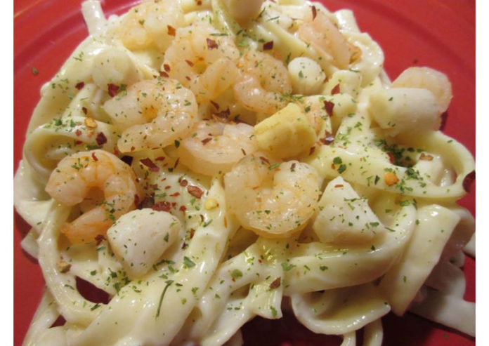 creamy-parmesan-garlic-alfredo-pasta-shrimp-scallops