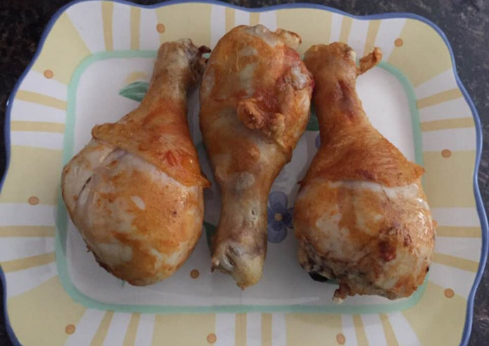 air-fryer-chicken-drumsticks-chili-pepper-sauce